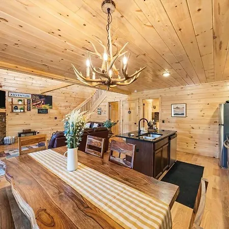 Luxury 4Br Cabin In Gatlinburg With Views Hot Tub With Private Deck Game Room Most Popular Coffee Bar Perfect For Family Getaway Tennis Courts Infant Crib And Karaoke System Exterior photo