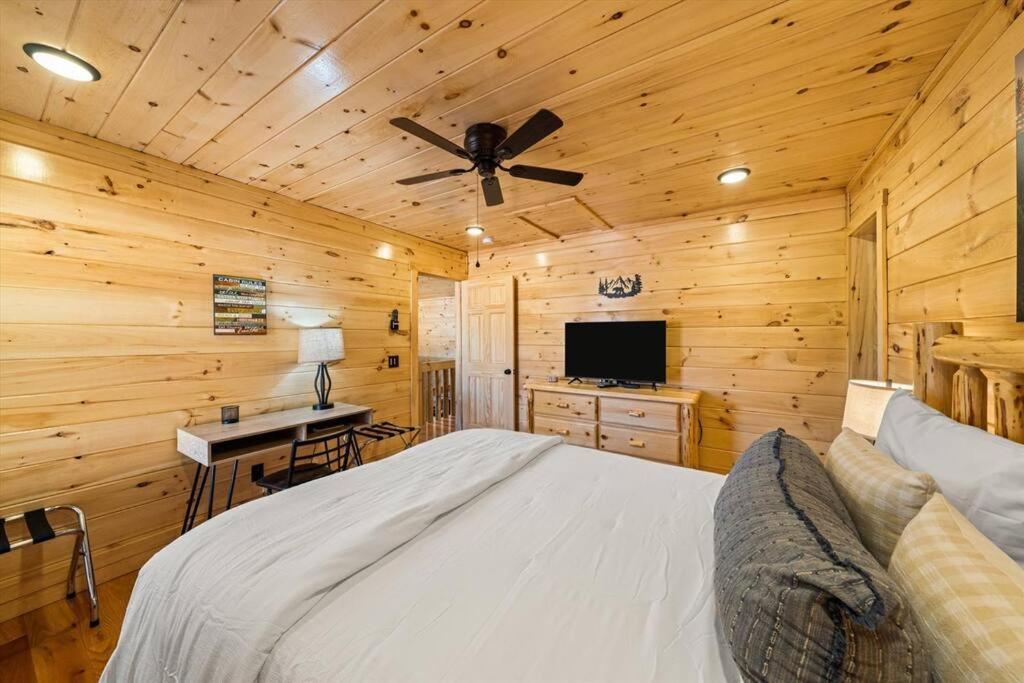 Luxury 4br In With Views Hot Tub With Private Deck Game Popular Coffee Bar Perfect For Family Getaway Tennis Courts Infant Crib And Karaoke System * Gatlinburg
