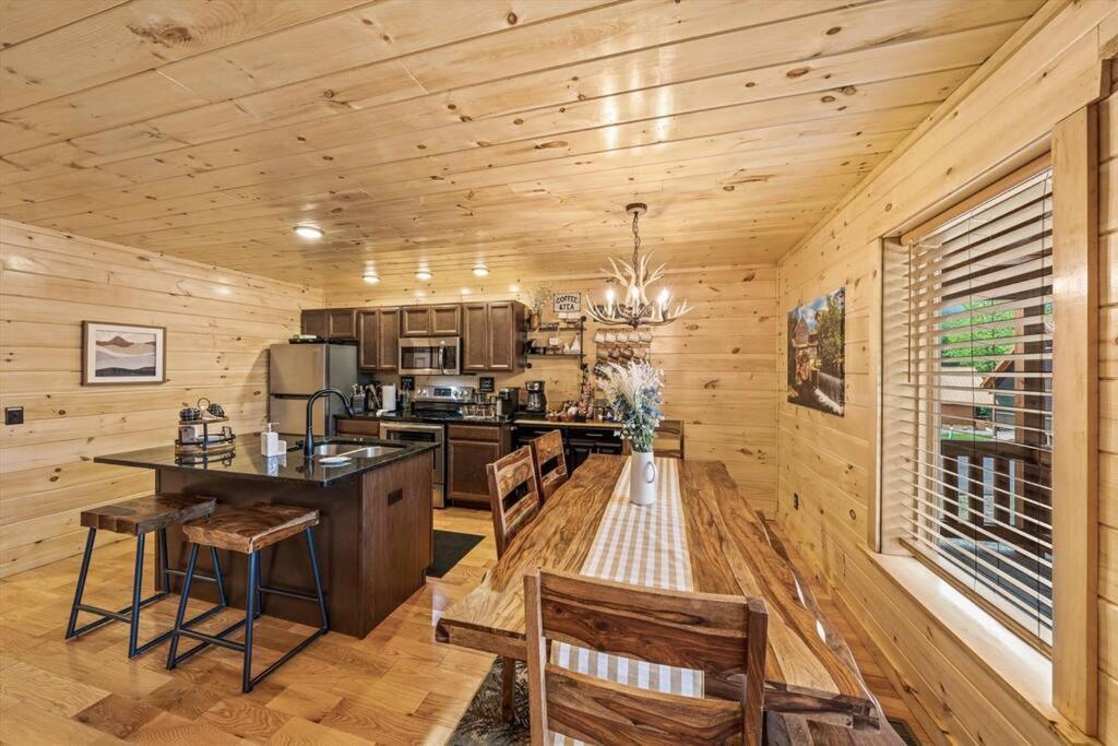 Holiday home Luxury 4br In With Views Hot Tub With Private Deck Game Popular Coffee Bar Perfect For Family Getaway Tennis Courts Infant Crib And Karaoke System