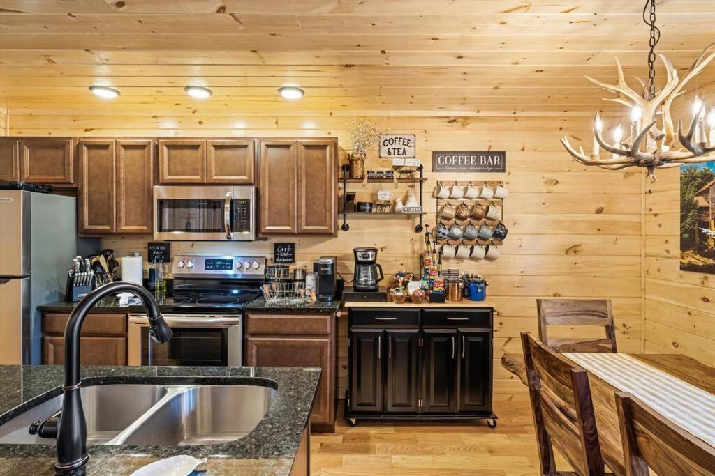 Luxury 4br In With Views Hot Tub With Private Deck Game Popular Coffee Bar Perfect For Family Getaway Tennis Courts Infant Crib And Karaoke System *