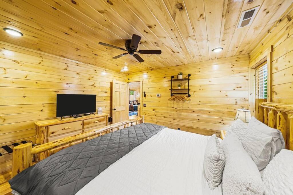 Holiday home Luxury 4br In With Views Hot Tub With Private Deck Game Popular Coffee Bar Perfect For Family Getaway Tennis Courts Infant Crib And Karaoke System Gatlinburg